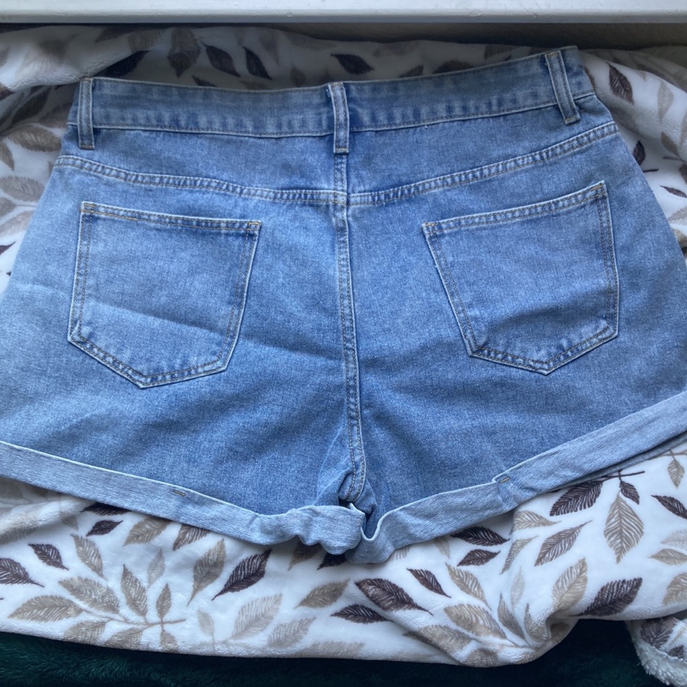Shorts - Picture 3 of 4